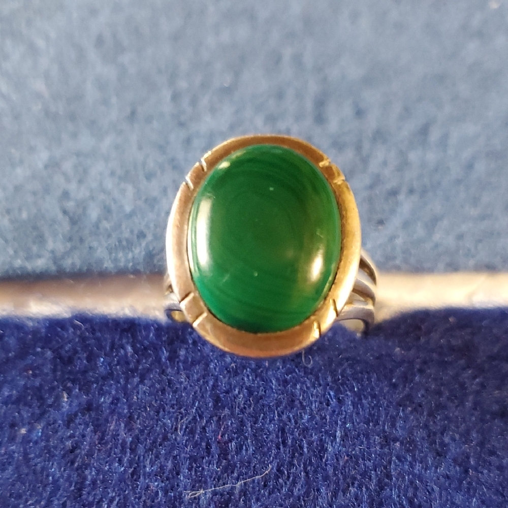 Elegant Green Stone Gold Ring - Picture 4 of 6